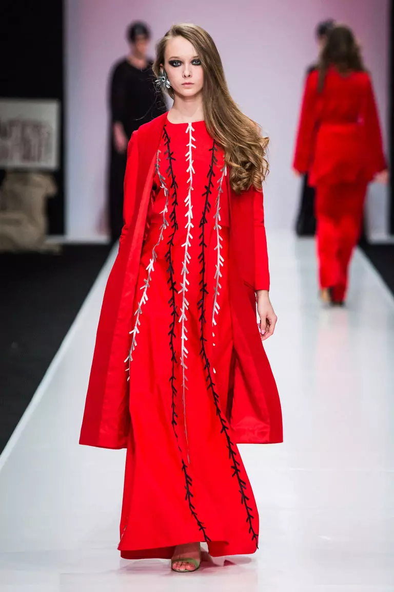 Abrigo vermello baixo un vestido de inverno