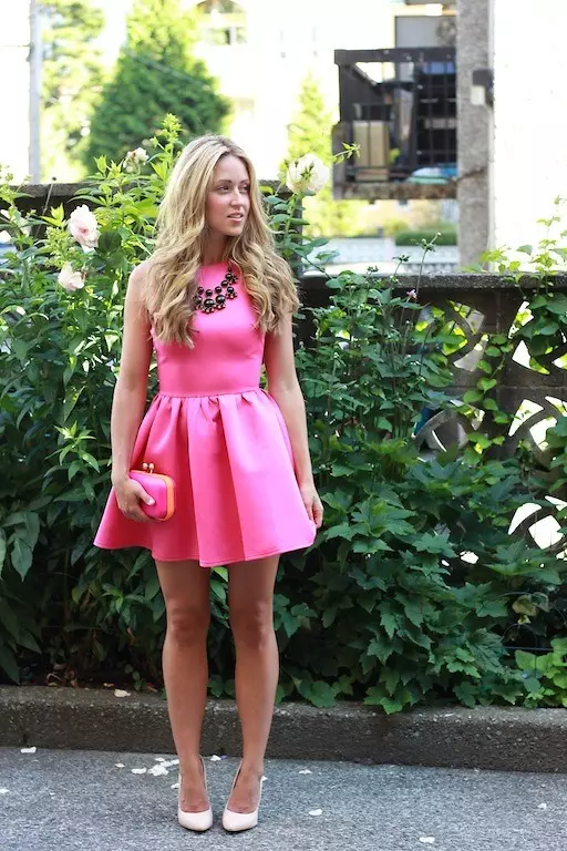Skuon nei in roze jurk (57 foto's): Hokker kleuren en modellen sille passe oan it ljochtrove en oare skaad fan 'e jurk 2312_24