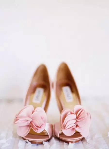 Čevlji do rožnate obleke (57 fotografij): Katere barve in modele se bodo ujemale z svetlo rožnato in drugo senco obleke 2312_50