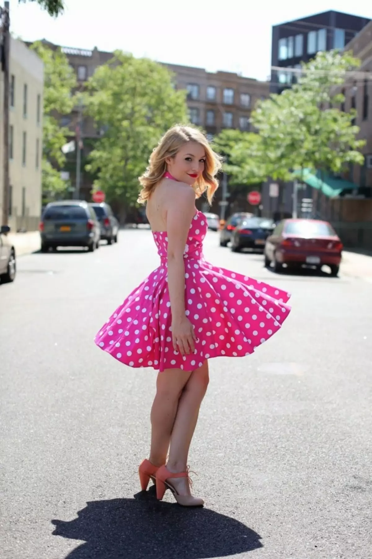 Buty do różowej sukienki (57 zdjęć): jakie kolory i modele pasują do jasnoróżowego i innego cienia sukienki 2312_9