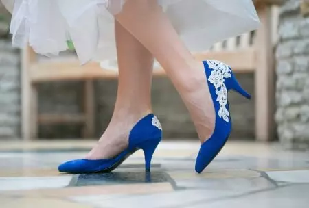 Blue Heel Shoes (Hotunan 46 hotuna): Me ya sa samfuran mata a kan matsakaiciya da ƙaramin diddige 2327_21