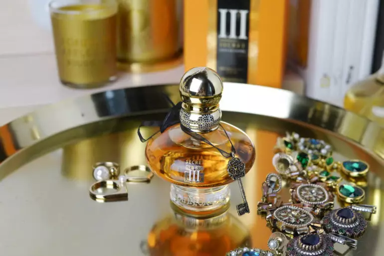 Kobiece perfumy: Przegląd zapachów dla kobiet. Co to jest? Perfumy i inne gatunki, ich opis. Co różnią się od siebie? Lekkie i ciężkie duchy 23321_32