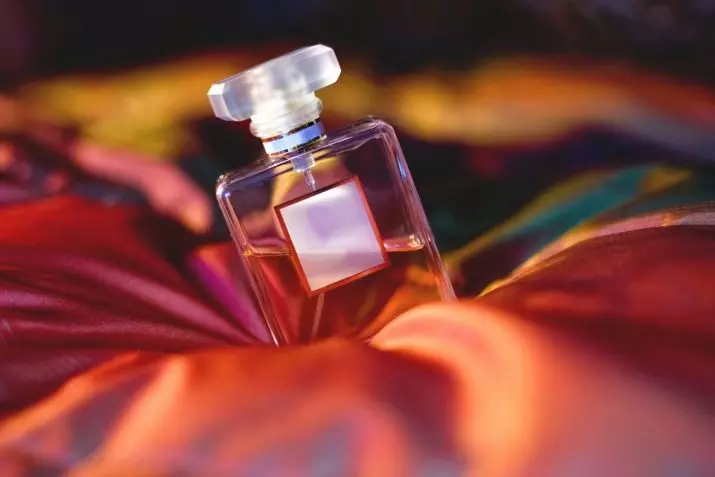 Perfume feminino: visão geral das fragrâncias para mulheres. O que é isso? Perfume e outras espécies, sua descrição. O que eles diferem um do outro? Espíritos leves e pesados 23321_9