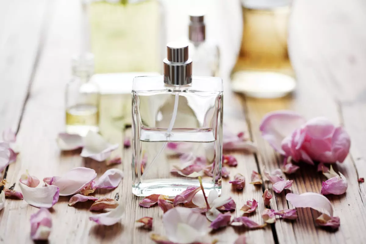 Como comprobar o código de Batche do perfume? Formas de comprobar perfumes e auga de baño para a orixinalidade (autenticidade) por código 23324_12