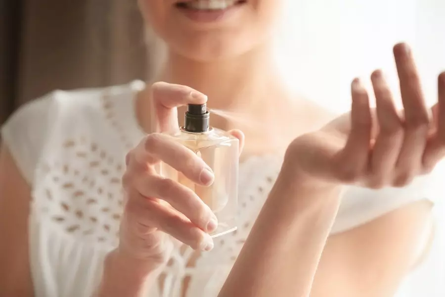 Perfume femenino: con Ylang-Ylang y sabores ligeros, frío y con acidez, con un olor a canela y cuero, sal y perfume femenina clásica. 23327_36
