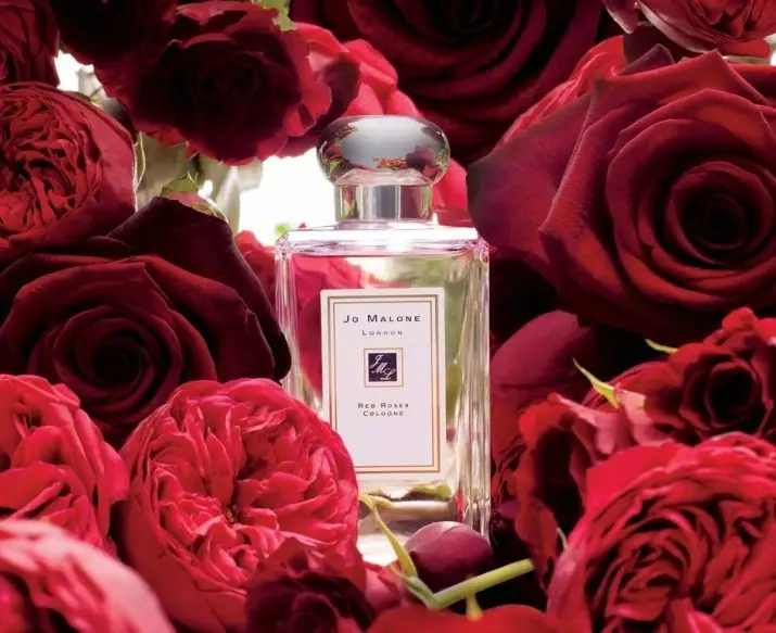 Parfümök rózsa aromával (36 Fotók): Rózsaszín parfüm és WC víz szaga rózsák, parfüm nők és férfiak, leírás A legjobb márkák 23346_2