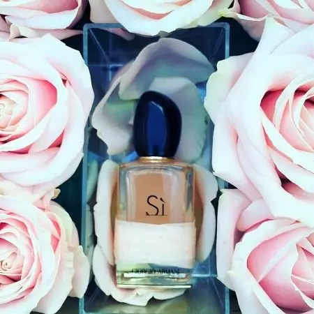 Perfums amb aroma de rosa (36 fotos): perfum rosa i aigua de bany amb olor de roses, perfum per a dones i homes, descripció millors marques 23346_24
