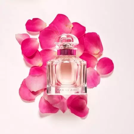 Parfums met rozenaroma (36 foto's): roze parfum en toilet water met een geur van rozen, parfum voor vrouwen en mannen, beschrijving beste merken 23346_35