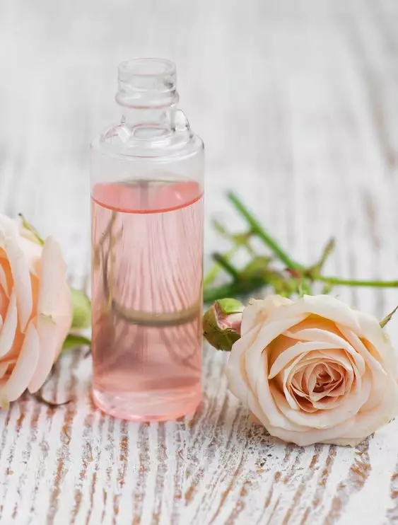 Parfums met rozenaroma (36 foto's): roze parfum en toilet water met een geur van rozen, parfum voor vrouwen en mannen, beschrijving beste merken 23346_9