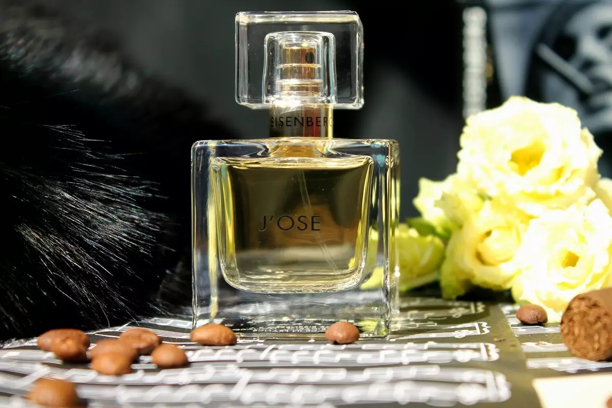 Harryny damskie zapach: perfumy i woda toaletowa z aromatem i notatkami piormwood, do których pasują 23353_14
