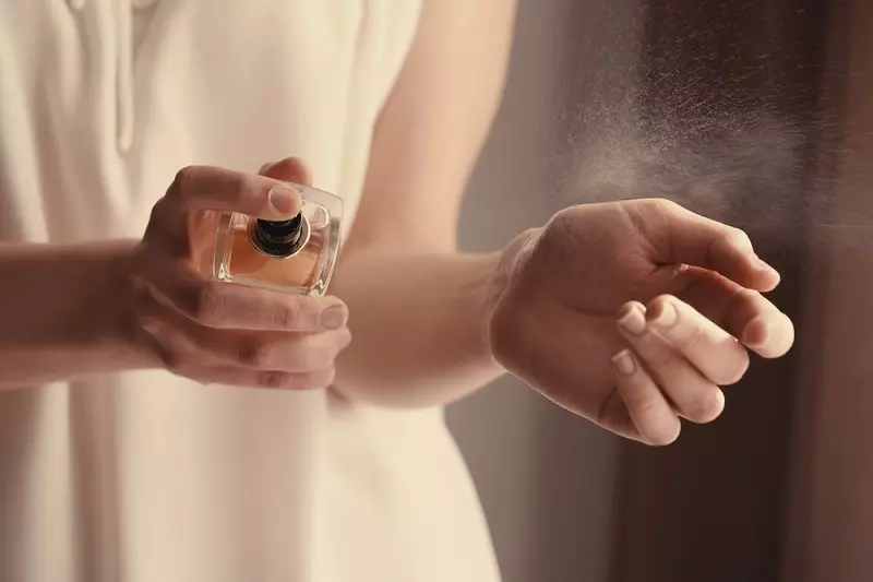 Parfumi britanik dhe uji i tualetit: parfume femra nga Anglia, markat, Colognes për burrat dhe ujin e meshkujve 23361_14