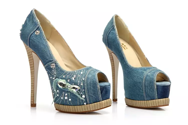 Scarpe in denim (26 foto): modelli di jeans su un tacco 2338_13