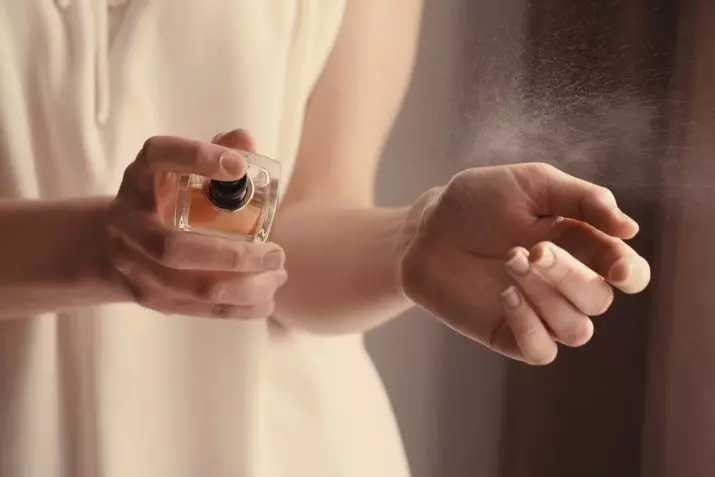 Parfum dengan bau raspberry: parfum wanita dan air toilet dengan aroma raspberry, nama mereka, cara menerapkan parfum dengan benar 23394_20