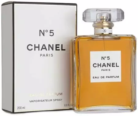 The fragrance of female spirits is the best in the opinion of men: what do you like guys on women? Parfum rating that drives crazy 23405_17
