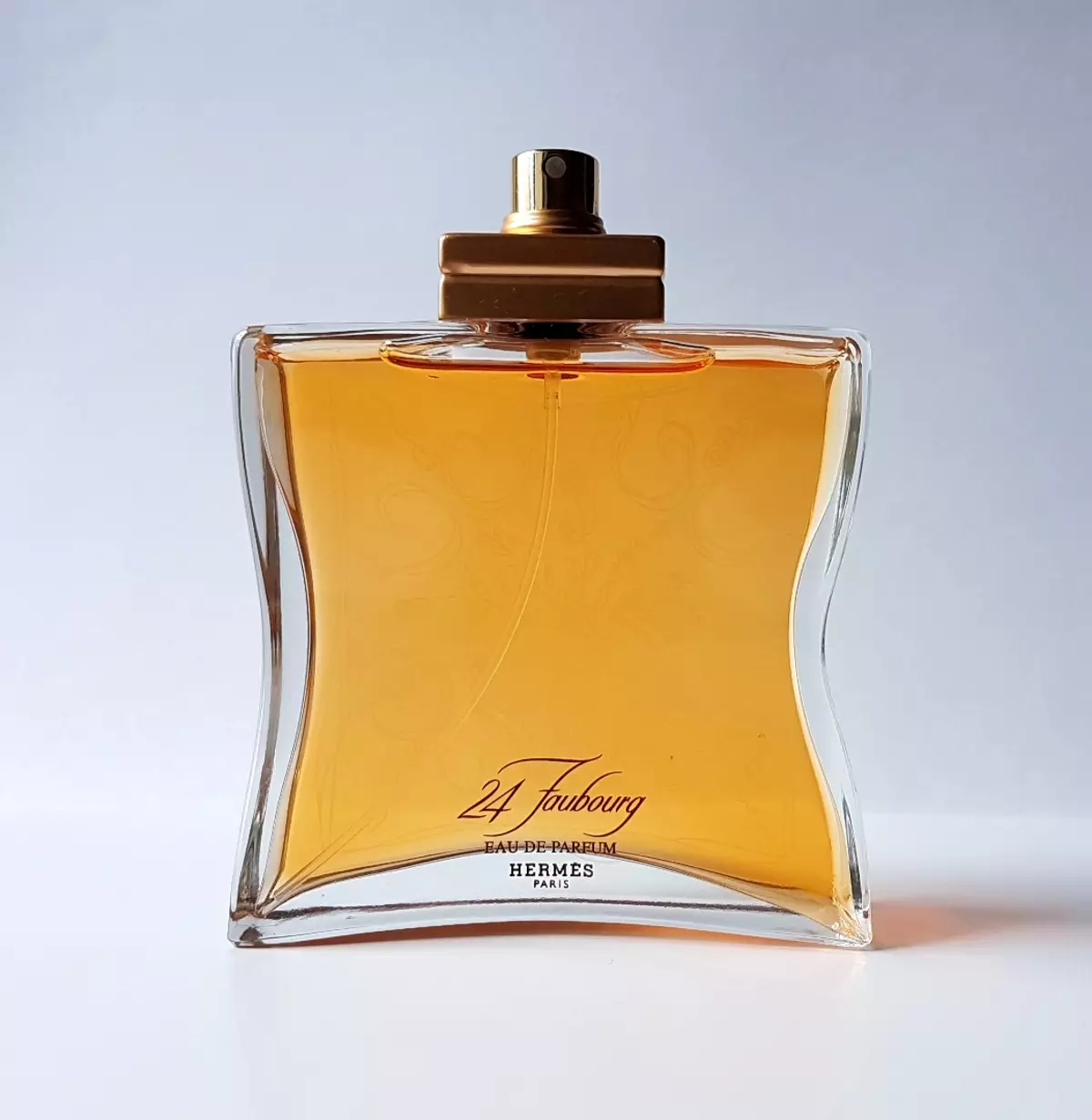 Parfüümid virsiku lõhnaga: parfüümi ja muud naissoost parfüümid virsiku aroomiga, kuidas kasutada 23417_12