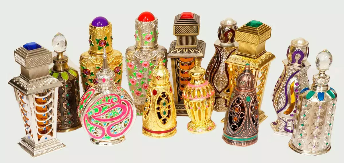 Arabiska oljiga parfymer (28 bilder): Kvinnors skålar baserade på oljor. Hur applicerar man parfym? Namn på de bästa parfymerna och kundrecensionerna
