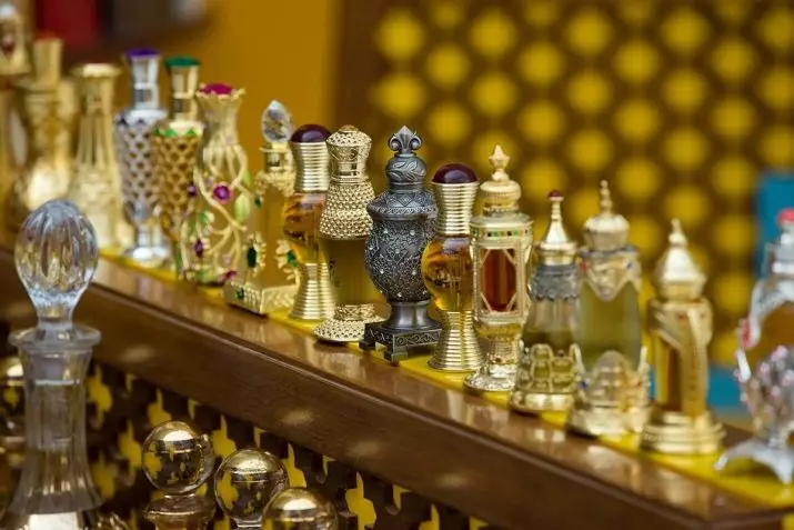 Perfumes oleosos árabes (28 fotos): cuncas de mulleres a base de aceites. Como aplicar o perfume? Nomes dos mellores perfumes e opinións dos clientes 23426_2