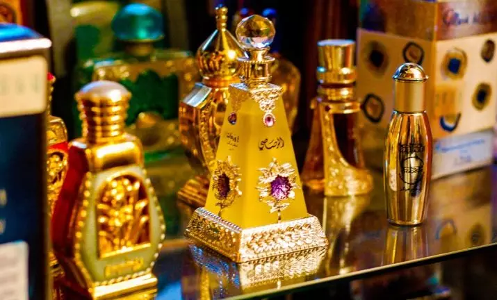 Perfumes oleosos árabes (28 fotos): cuncas de mulleres a base de aceites. Como aplicar o perfume? Nomes dos mellores perfumes e opinións dos clientes 23426_20