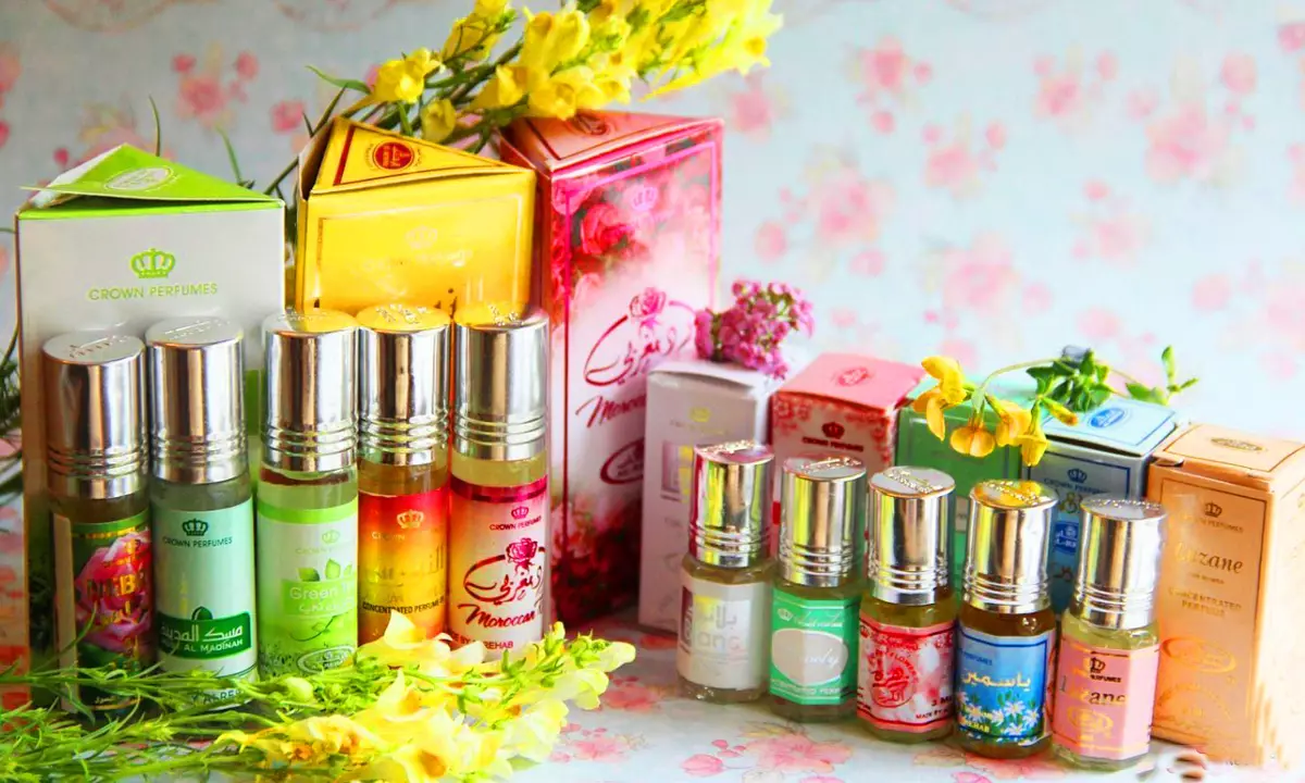 Perfumes oleosos árabes (28 fotos): cuncas de mulleres a base de aceites. Como aplicar o perfume? Nomes dos mellores perfumes e opinións dos clientes 23426_24
