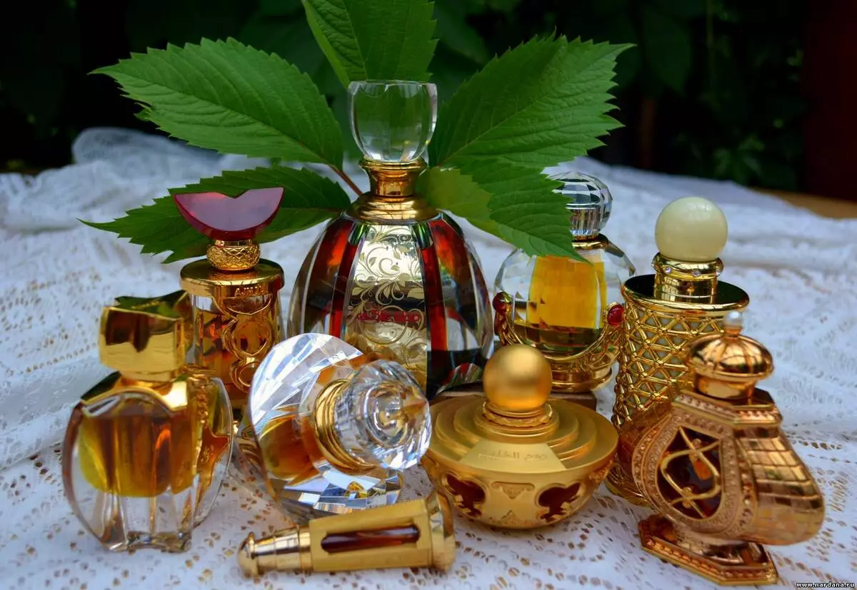 Perfumes oleosos árabes (28 fotos): cuncas de mulleres a base de aceites. Como aplicar o perfume? Nomes dos mellores perfumes e opinións dos clientes 23426_28