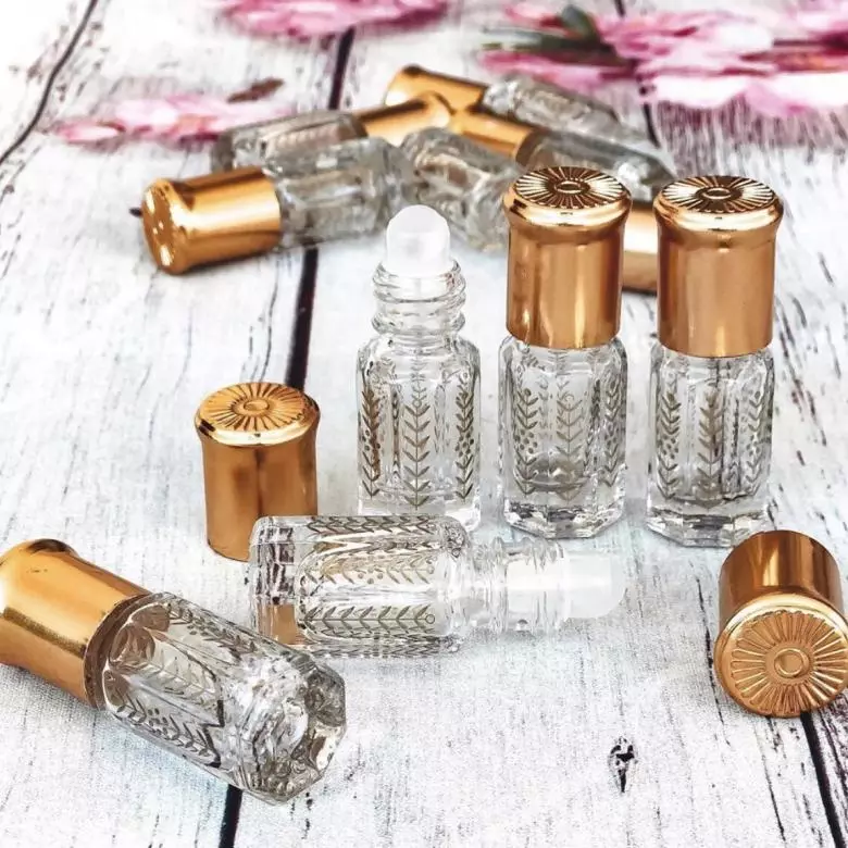 Perfumes oleosos árabes (28 fotos): cuncas de mulleres a base de aceites. Como aplicar o perfume? Nomes dos mellores perfumes e opinións dos clientes 23426_3