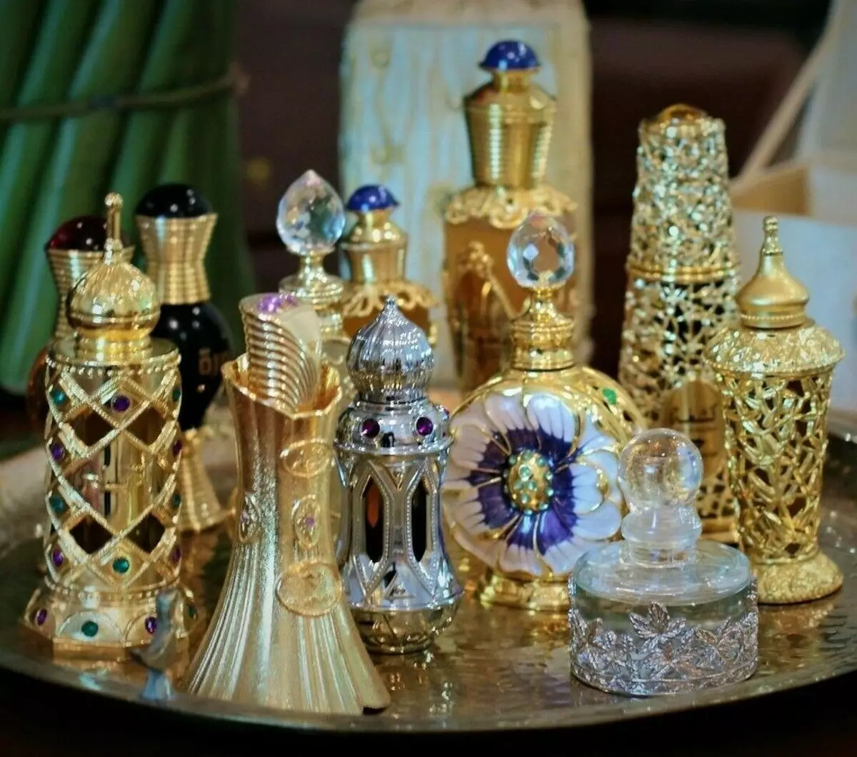Perfumes oleosos árabes (28 fotos): cuncas de mulleres a base de aceites. Como aplicar o perfume? Nomes dos mellores perfumes e opinións dos clientes 23426_5