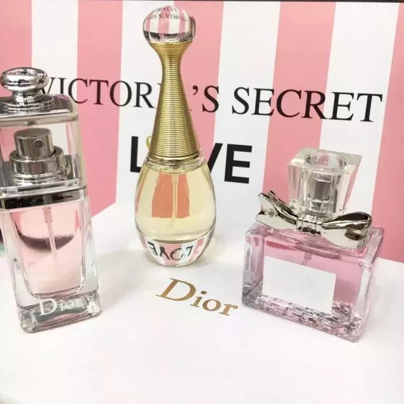Miniatures de la perfumeria: conjunts de perfum i mini-perfum, trien una petita ampolla de licor originals 23432_23