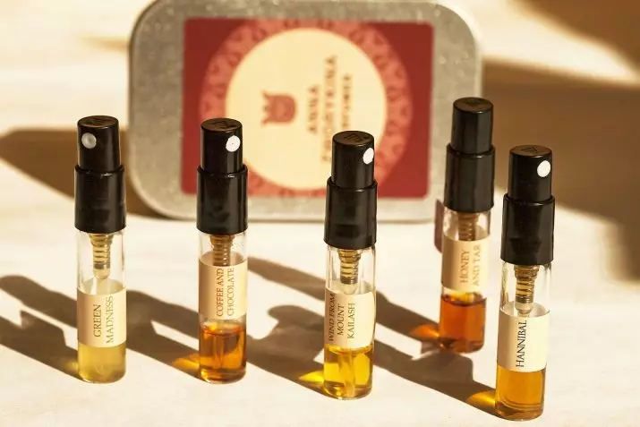 Miniatures de la perfumeria: conjunts de perfum i mini-perfum, trien una petita ampolla de licor originals 23432_3