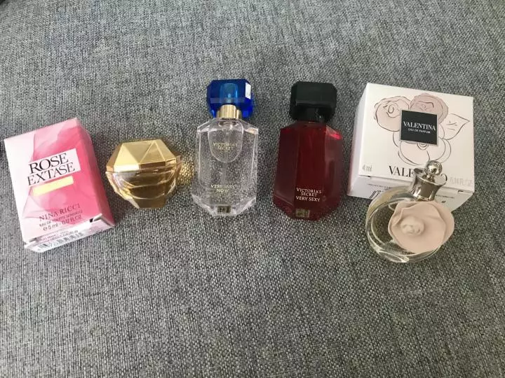 Miniatures de la perfumeria: conjunts de perfum i mini-perfum, trien una petita ampolla de licor originals 23432_8
