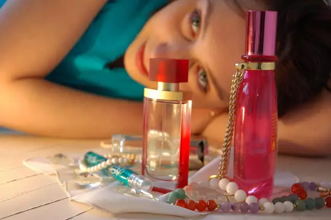 Söta dofter (38 bilder): kvinnliga parfymer av kända märken och toalettvatten för tjejer, välj billig och 