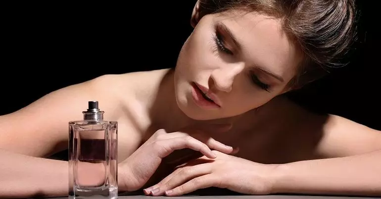 Slatki mirisi (38 fotografija): Ženski parfemi poznatih brendova i toaletna voda za djevojčice, odaberite jeftin i 
