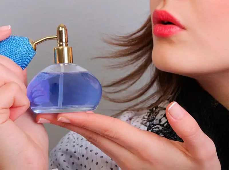 Söta dofter (38 bilder): kvinnliga parfymer av kända märken och toalettvatten för tjejer, välj billig och 