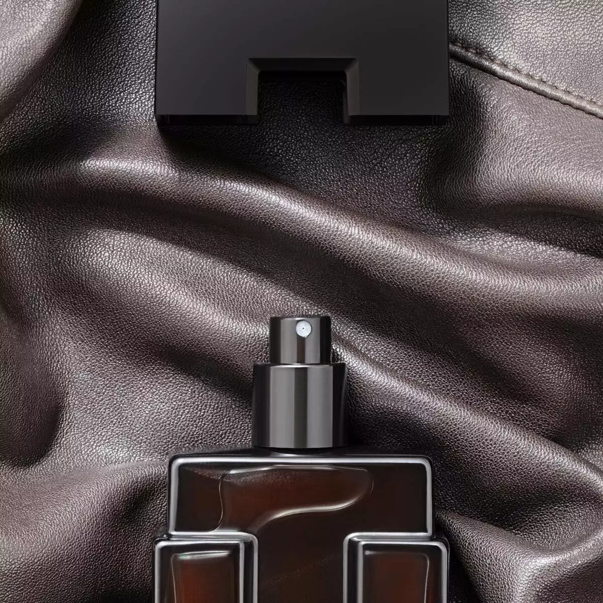 Кожени аромати: спиртни напитки с миризма на кожата за жени и мъже, как да изберем парфюм с бележки за кожа и дърво 23436_7