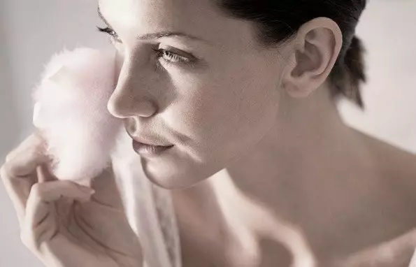 Pooh Aromas (39 fotos): una lista de perfumes con un bucle de marcas famosas para mujeres. ¿Qué significa el olor a polvo en la perfumería? Mejor perfume 23442_3