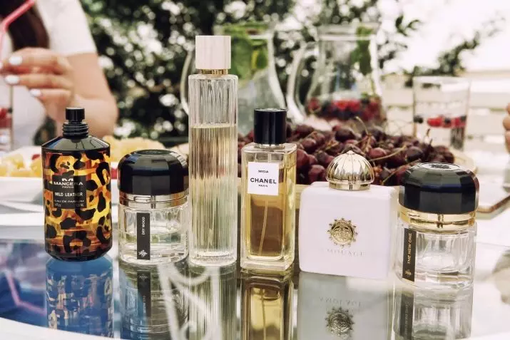 Train perfumes para sa mga kababaihan: ang pinaka-malambot na espiritu na may isang loop, ranggo ang pinakamahusay na Pranses at iba pang mga lasa, mga review 23446_31