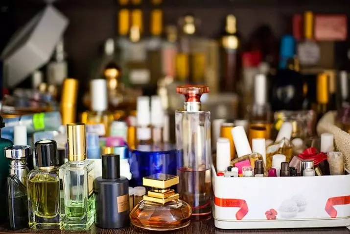 Parfüümide lõikamine: Mis see on? Parfüümide parfüümide jaotused ja madala materiaalsed parfüümid. Kuidas originaal maitsed levivad? 23449_17