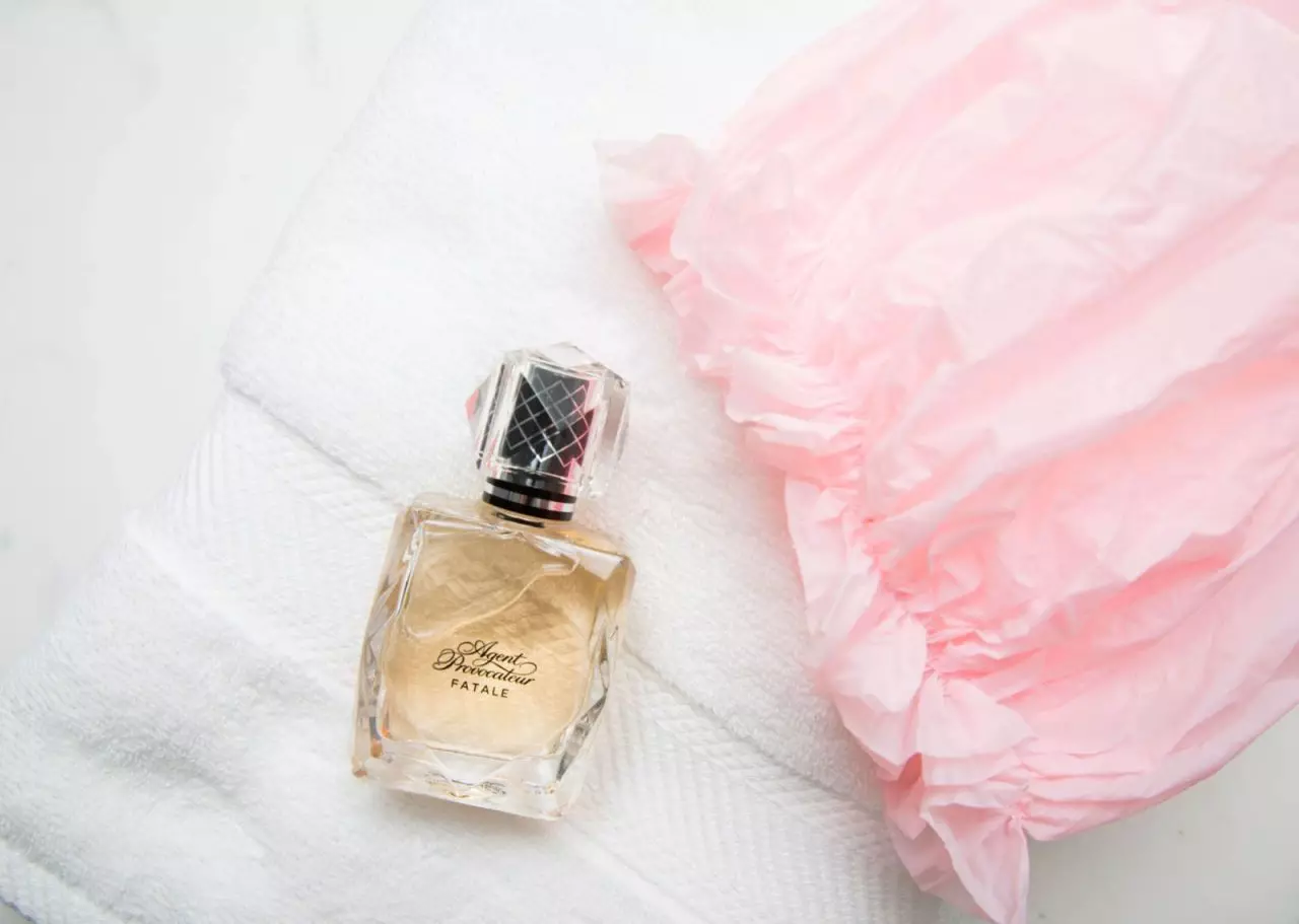 Resistent loop kvindelige parfume: de bedste parfume til kvinder, smag rating med tog, parfume til forår og sommer, anmeldelser 23450_24