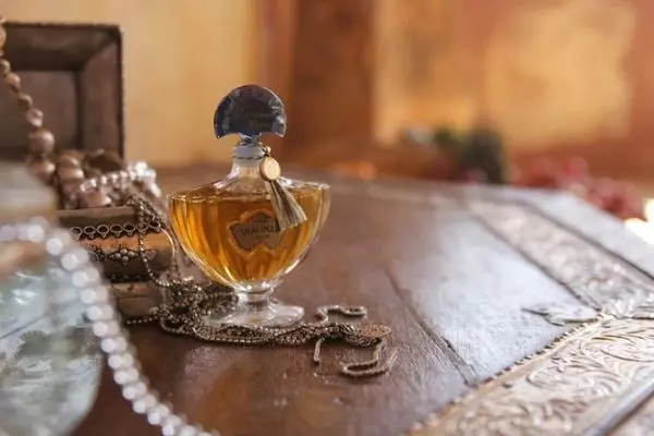 Vintage Parfum: Wat heescht et? Parfum am Retro-Stil. Franséisch Perfigury a Parfum vum USSR. Vintage männlech Parfum. Wat fir Séilen sinn déi bestänneg? 23458_10