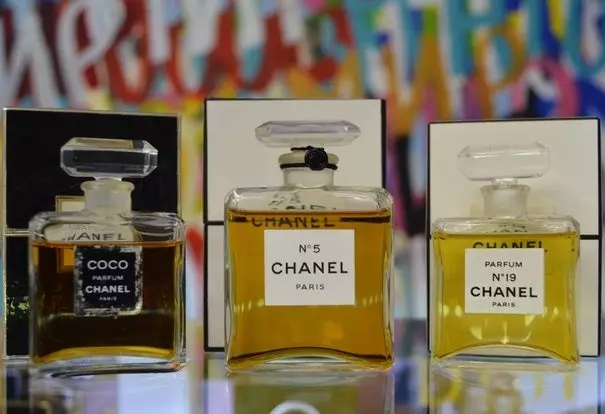 Vintage Parfum: Wat heescht et? Parfum am Retro-Stil. Franséisch Perfigury a Parfum vum USSR. Vintage männlech Parfum. Wat fir Séilen sinn déi bestänneg? 23458_4