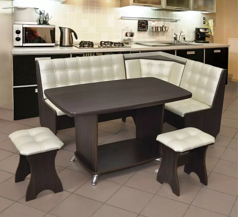 Кухненски ъгли (107 снимки): сгъваеми ъгли за кухнята и други видове? Проектиране на модерни мебели в готови групи за обяд, модулни кожени модели в интериора 23459_106