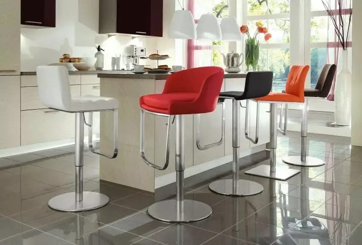 Bar tuolit keittiölle (56 valokuvaa): nojatuolit baaritelineille, puiset ja taitettavat keittiötuolit, matalan ja korkean mallin koko. Kuinka valita? 23460_54