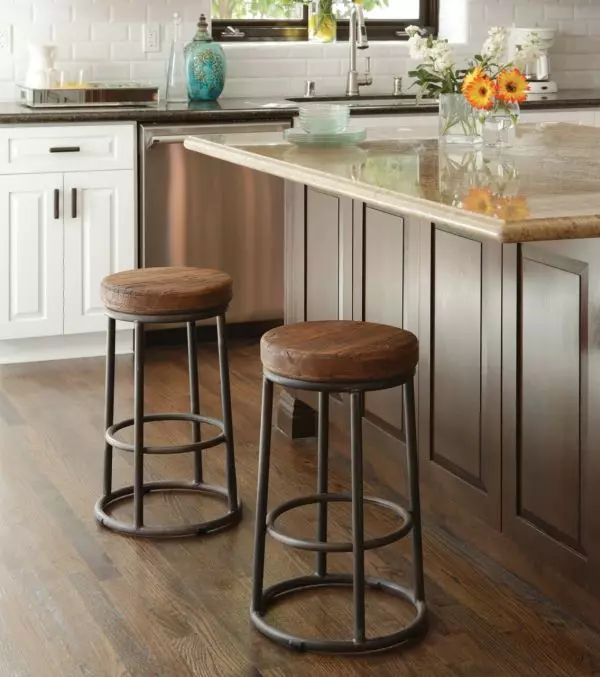 Bar tuolit keittiölle (56 valokuvaa): nojatuolit baaritelineille, puiset ja taitettavat keittiötuolit, matalan ja korkean mallin koko. Kuinka valita? 23460_8