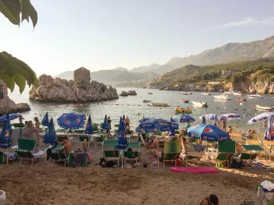 Pregistruotas Juodkalnijoje (31 nuotraukos): Orų funkcijos. Paplūdimio ir viešbučio pasirinkimas. Kaip turistai gali diversifikuoti poilsį? 23464_11