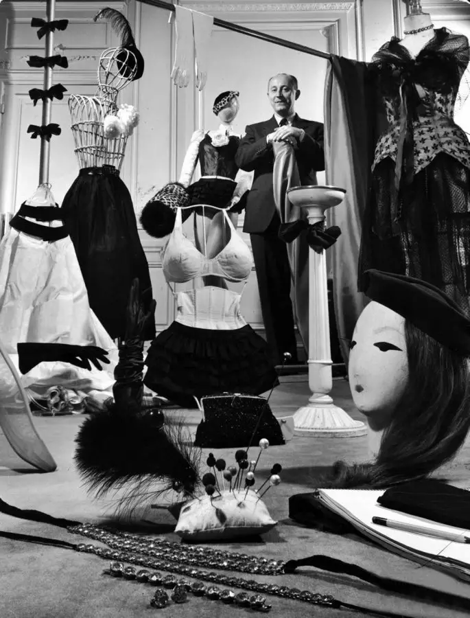 Christian Dior (198 լուսանկար). Մարդու լեգենդի կենսագրություն, անձնական կյանք, մեջբերումներ, անզուգական օծանելիքներ եւ դերի զգեստներ 23469_22