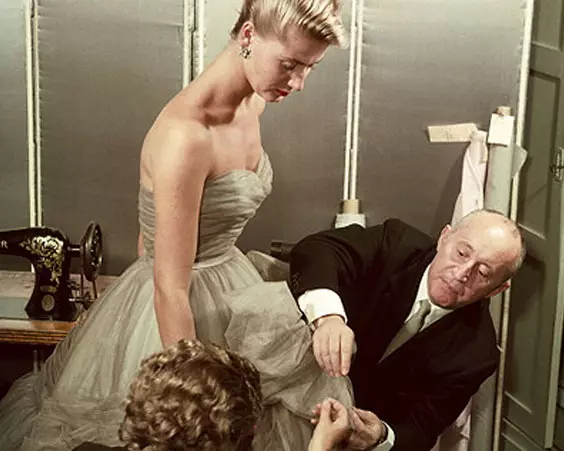 Christian Dior (198 լուսանկար). Մարդու լեգենդի կենսագրություն, անձնական կյանք, մեջբերումներ, անզուգական օծանելիքներ եւ դերի զգեստներ 23469_31
