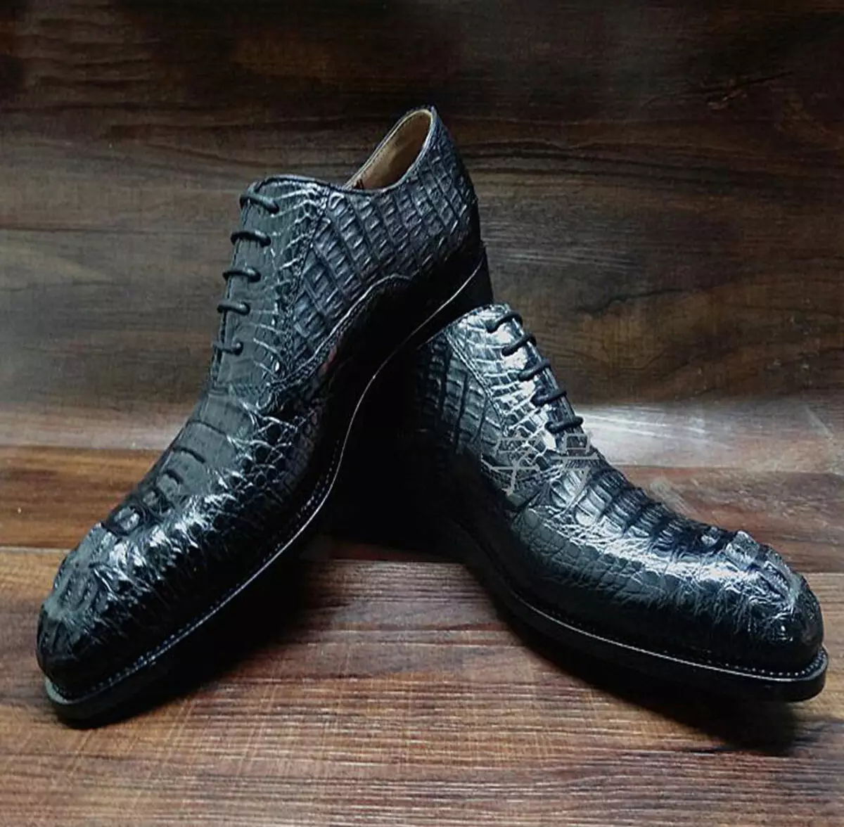 Këpucë Crocodile (62 foto): Çfarë duhet të veshin modele femra nga zvarritja e lëkurës dhe nën krokodil 2346_21