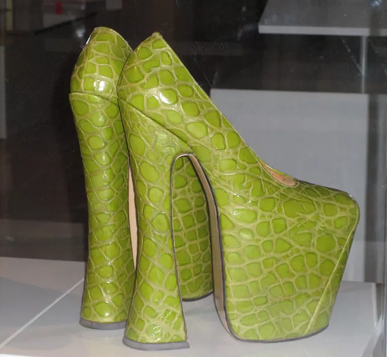 Zapatos de crocodilo (62 fotos): que usar modelos femininos do reptil da pel e baixo crocodilo 2346_49