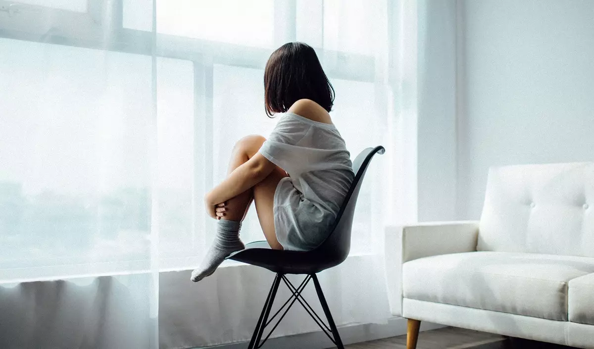Žena osamělost (14 fotek): Jak žít ženu, která je unavená pocit osamělá? Jak se zbavit osamělé dívky? Výhody a nevýhody