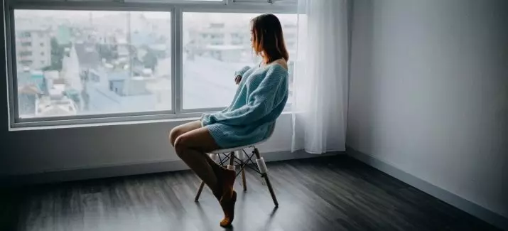 Kobieta samotność (14 zdjęć): Jak żyć kobietą, która jest zmęczona uczuciem samotnym? Jak pozbyć się samotnej dziewczyny? Zalety i wady 23502_7