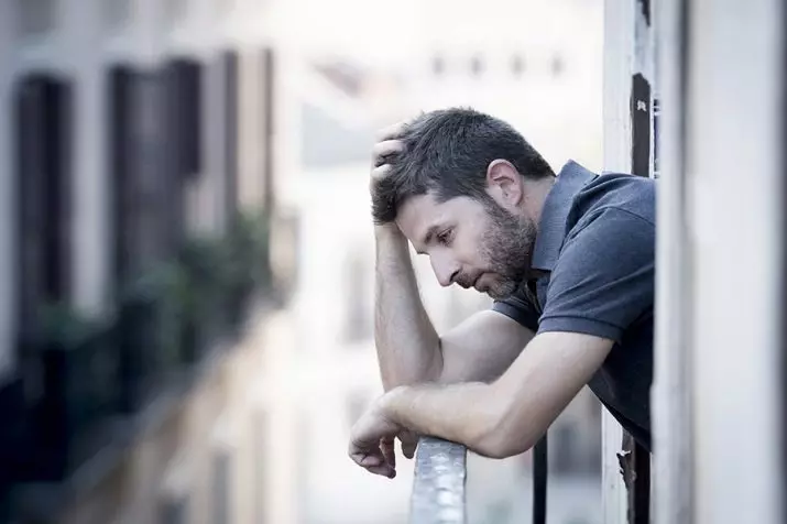 Vyrų vienatvė (14 nuotraukų): Kaip gyventi jam žmogui ir kaip atsikratyti? Privalumai ir trūkumai jausmai 23509_3